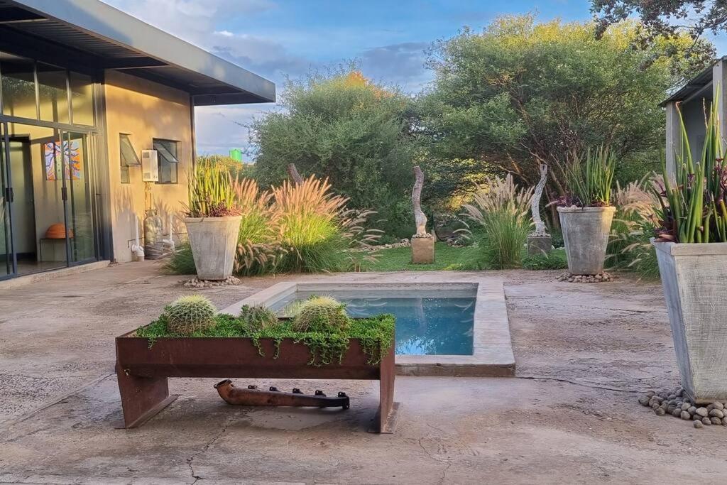 Hackberry House Black Thorn Cottage, Off Grid Khemsbok Exterior foto
